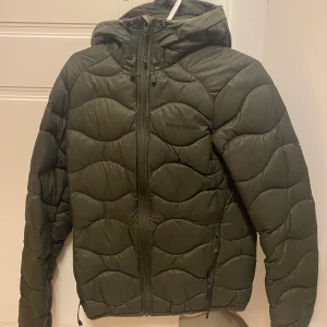 Peak Performance Helium Jacket - Peak Performance Helium Jacket i färgen mörkgrön. Nypris runt 2500-3000:-💞Storlek XS