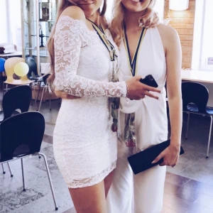 Vit studentklänning i spets från NLYone - Snygg vit klänning i spets köpt på Nelly.com! Använd endast en gång på min student så skicket är bra. 