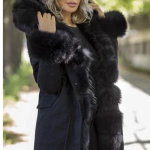 Svart parka jacka - Säljer denna svarta parka jacka pga att den inte kommer till användning,Den är i storlek s men passar även Xs. Frågor om byten kan ni bara kontakta mig priv men skulle mest vilja ha en päls kappa i beige eller vit färg som har päls runt arm och luva i xs💕