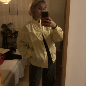 Jacka - Ljusgul bomberjacka från Beynd Retro 