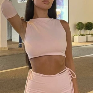 Rosa croppad topp - Rosa topp från Liatz, använt en gång för bild. 