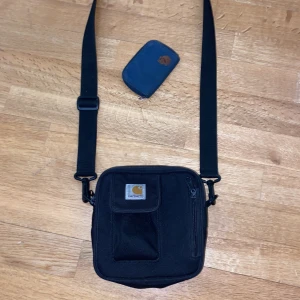 Carhartt väska & Fjällräven korthållare  - Tja, säljer en carhartt axelremsväska och en fjällräven korthållare. Båda är i bra skick! Köp båda tsm eller inget.
