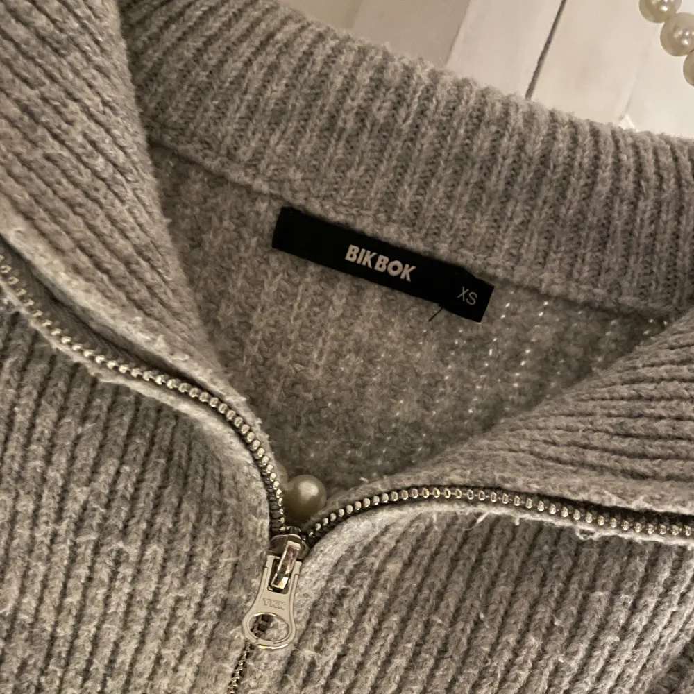 Jag säljer min ”half zip-up” tröja då jag inte längre använder den. Den är perfekt nu under vintern och hur mysig som helst!  Den är köpt från Bikbok men finns inte längre kvar i deras sortiment. Köparen får stå för fraktkostnaden som tillkommer! . Stickat.