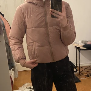 Rosa jacka - En rosa vinterjacka från Nelly i storlek S! Endast använd två vintrar, så fortfarande bra kvalitet och utan defekter! Säljer då den inte används lika mycket längre