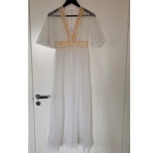 Nattklänning från 70talet - Säljer denna fantastiska nattklänning från 70talet med handmålade detaljer. Köpt på hemsidan Vintage Sphere i våras för 449 kr. Jättefin att ha till över en klänning, shorts, osv. Endast använd två gånger och är i fint skick.  Skickas mot fraktkostnad