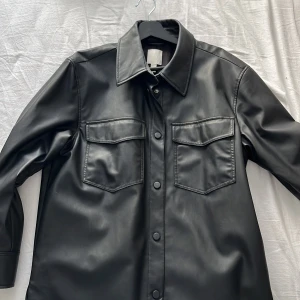 Skinnjacka - En skinnskjorta/jacka insett tunnare material. (Om du vill se plagget på skriv privat)