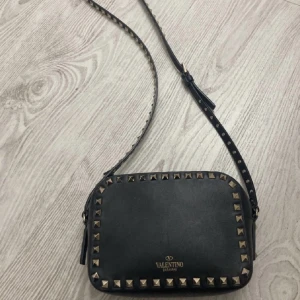 Väska - Kollar intresse på denna fina valentino väska❤️❤️ kom med prisförslag, box, äktenskapsbevis och dustbag finns