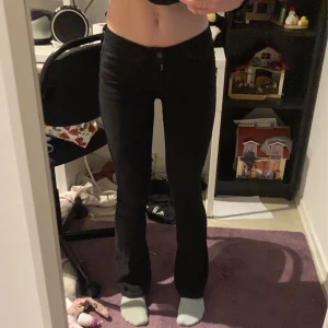 Levis bootcut  -  Levis 715 låg midjade  bootcut jenas. storlek 24,xs 🤍