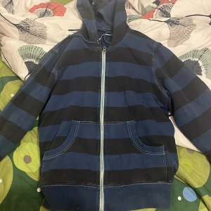 Zip up  - Fin tjock tröja köpt second hand Står att det är xl men skulle säga det är strl medium 