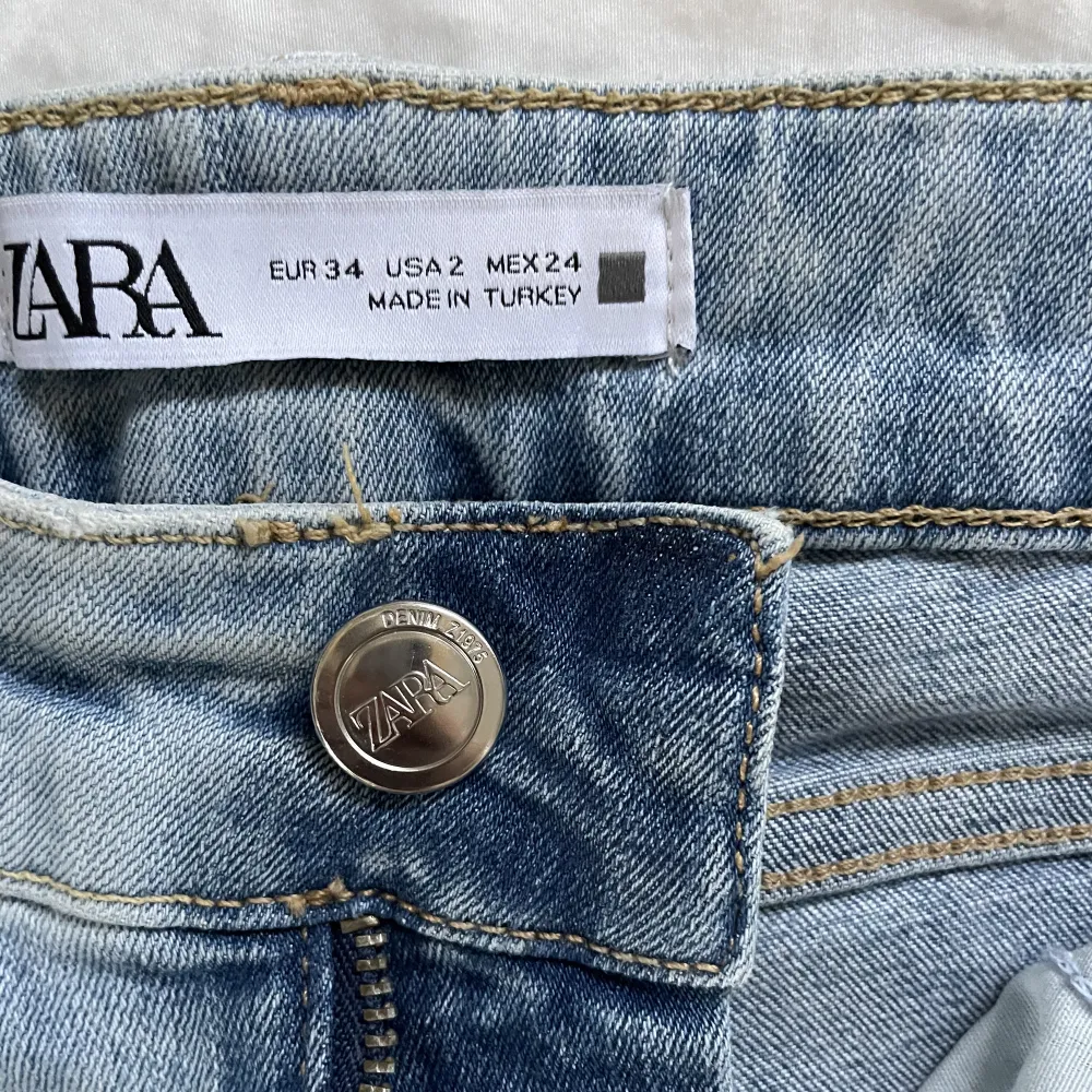 Snygga och långa bootcut jeans från Zara! Otroligt sköna och stretchiga. Hål på knäna och långa i benen.❤️ (frakt ingår ej). Jeans & Byxor.