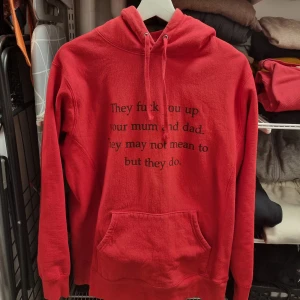 Supreme hoodie - Rejält material, känns som man får vad man betalar för. Storlek M "they fuck you up, your mom and your dad they may not mean to but they do"
