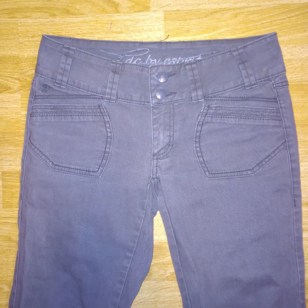 jättefina lågmidjade esprit jeans med raka ben som är för små för mig 😢. Jeans & Byxor.