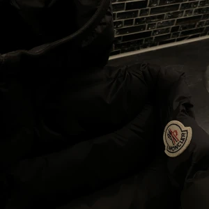 Moncler jacka  - Äkta moncler jacka i storlek S, säljes på grund av för liten. Priset är så lågt för att dragkedjan är trasig som man ser på sista bilden, det går fortfarande att dra upp dragkedjan. Kan gå ner i pris vid snabb affär.