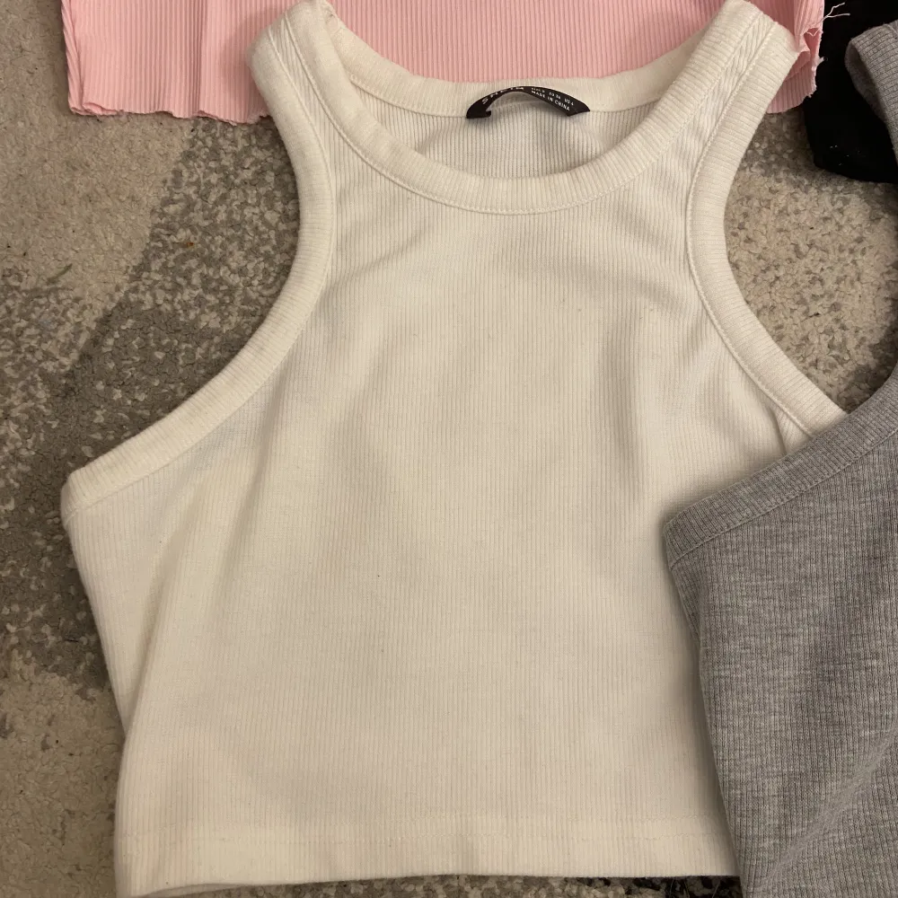 Säljer 5 jättesöta toppar från SHEIN. 30 kr st eller alla för 130❤️kom privat för fler frågor🥰 storlekarna är frn Xs-S. Yläosat.
