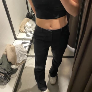 Kostymbyxor svarta - Svarta kostymbyxor från bikbok strl 38. Medelhöga i midjan och i ”kostymbyxmaterial”. Använda men i väldigt bra skick. Jag är 168 ungefär och de är väldigt bra längd på mig. Nypris 400🙃🙃 Köparen står för frakten men kan även mötas upp i stockholm.☺️