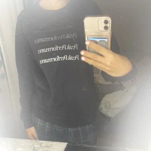 äkta peakperformance - äkta peakperformance tröja använd ca 5 gånger. kommer ej till använding. orginal pris: 799kr