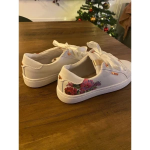 Sneakers Tommy Tailor - Verkligen jätte söta skor från Tommy Tailor men som inte kommit till anvädning. Helt nya, aldrig använda. 