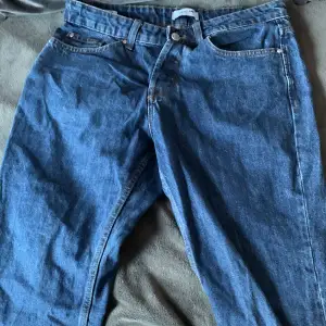 Blåa jeans köpta för några månader sedan använda ganska lite fint skick