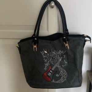 Väska  - Väska köpt på second hand😌 Bra skick, en del på dragkedjan har lossnat men det går att stänga ändå!
