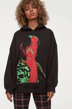 BILLIE EILISH HOODIE - Hej! 💞Jag säljer en Billie Eilish kofta från H&M. Orginal priset är 299kr och jag säljer för 80kr. Jag säljer på grund av att den inte kommer till nån användning och har bara haft den ca 3 gånger hemma, annars har den bara legat i min garderob. 💞