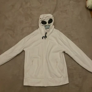 Cp company  - Hej jag säljer den här Cp kompany hoddie för den var för liten. Tröjan är i ett bra skick ny pris på tröjan är 2500 konstanta och skriv för mer information. 👍