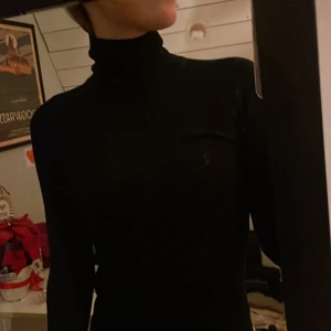 Polotröja - Jättesnygg tajt polotröja från ginatricot. Ribbad. Köpte förra året och har använt en del men den är fortfarandei väldigt bra skick!!