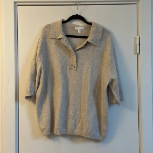 Stickad beige tröja hm - En kortärmad beige stickad tröja från hm. Knappt använd. Storlek M men lite oversize. Frakt tillkommer