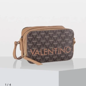 Valentino väska - Säljer min valentino väska då den aldrig kommit till användning köptes för 1045 kom privat för egna bilder 