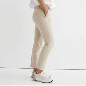 Slacks - Helt nya och oanvända.  Regular waist, ankel lenght