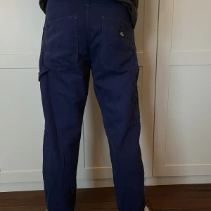 Dickies byxor - Super snygga mörkblå byxor från dickies. Strl W30 L32. Köpta nya och är i super fint skick. 