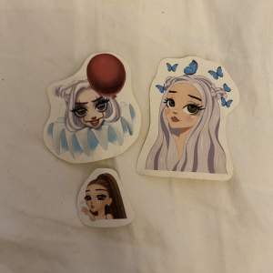 3 st Ariana Grande klistermärken. Köp alla för 30kr inkl frakt. Betalning sker via swish <3