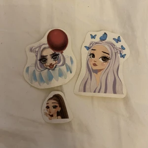 Ariana Grande stickers - 3 st Ariana Grande klistermärken. Köp alla för 30kr inkl frakt. Betalning sker via swish <3