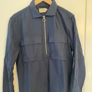 Tröja East West - Säljer min marinblåa tröja från East West pga dålig användning. Tröjan är i nyskick och använd fåtal gånger. Storlek M. 