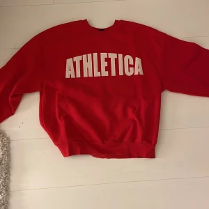 Röd tjock tröja me vit tryck  - Nästa oanvänd röd me vit tryck 