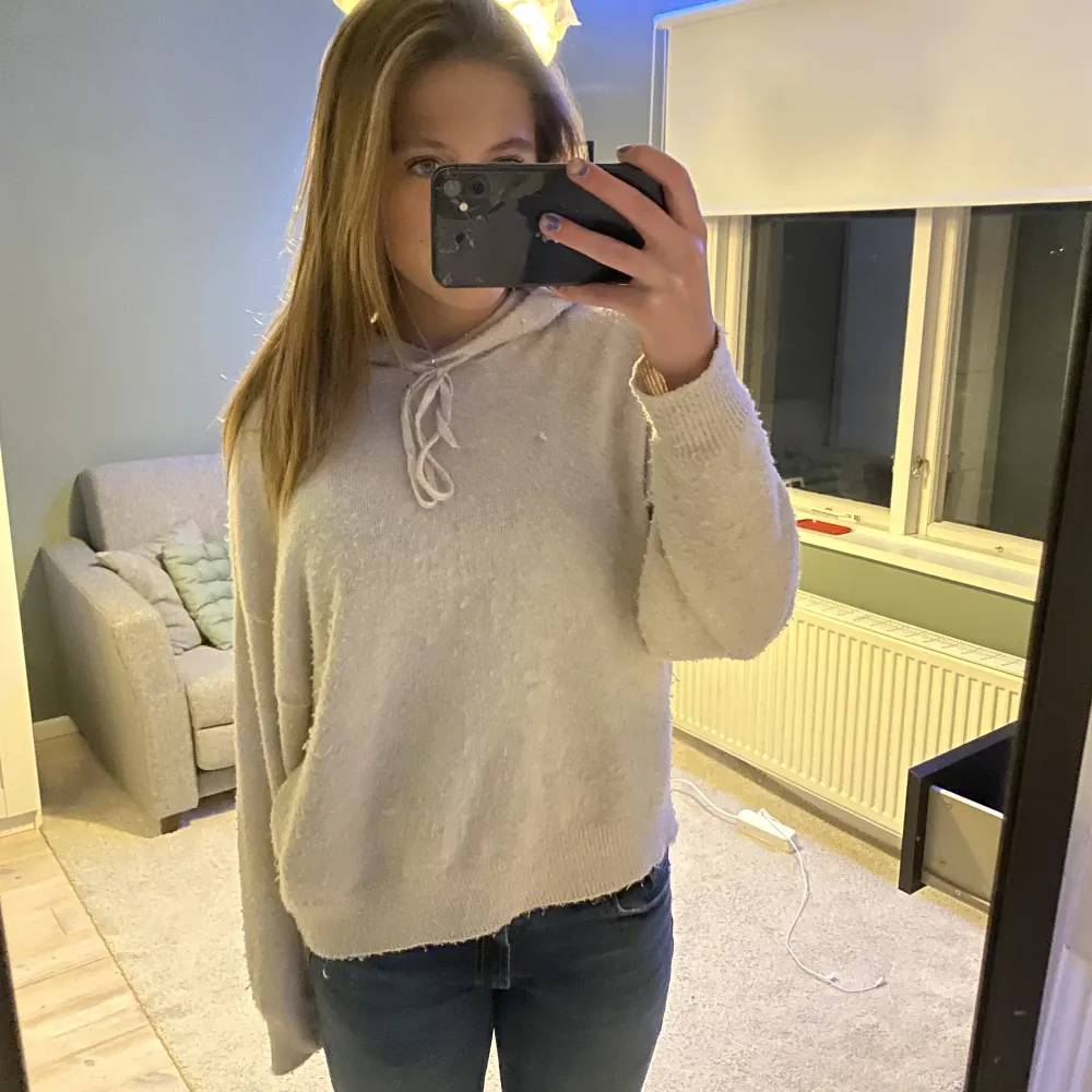 Säljer denna gosiga Lindex luvtröja. Hur snygg är den inte?? Den är inte stickig alls och bara skön. Neuleet.