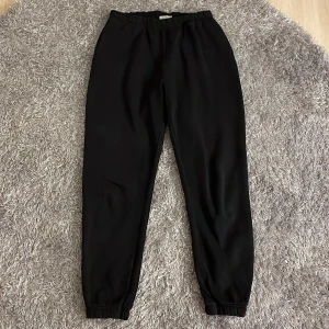 Mjukisbyxor - svarta mjukisbyxor från gina, använda max 3 gånger alltså i nyskick 🥰