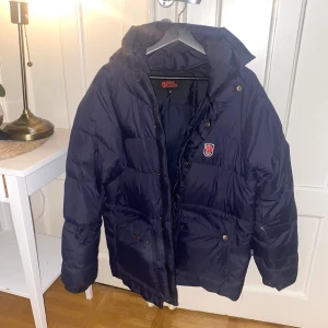 Fjällräven jacka - Säljer min älskade fjällräven jacka. Tvättad å ren. Använt skick men inga större skador. Tyvärr är snörena borta efter tvätt. Säljer för 1500kr + frakt❤️
