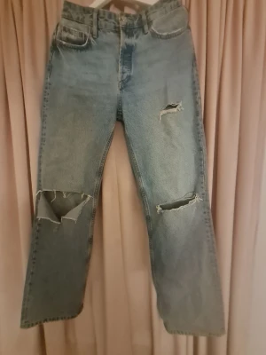 Zara jeans - Säljer dessa fina jeans från ZARA då de inte längre kommer till användning.  Skriv till mig vid intresse använd ej köp nu funktionen❣