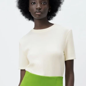 Stickad T-shirt  - Säljer denna stickade t- shirt från zara i cream vit/ vit 