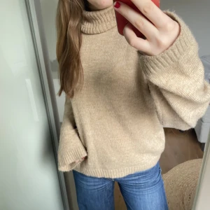 NA-KD tröja - En beige tröja från NA-KD. Inköpt i December 2022 men bara använd ett fåtal gånger. Ganska oversize i modellen. Bra skick.❤️