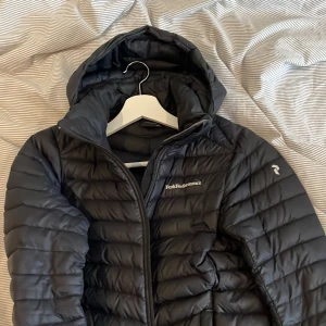 Peak performance  - väldigt fin jacka som funkar perfekt nu när vintern börjar ta slut, inga hål eller defekter på jackan. Varför den säljs är för den är för liten för mig! Storlek 160, hör av dig vid intresse 