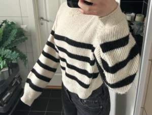 Stickad tröja - Säljer nu denna supersköna stickade tröjan! Säljs pga att jag inte gillar hur den sitter på mig, då jag tycker att den är lite kort på mig som är runt 175 cm 💖 Använd ca 3 gånger.