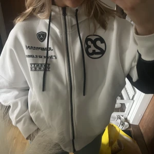 Jordan zip hoodie - En as cool och snygg zip hoodie från air Jordan. Har en perfekt passform enligt mig, lite oversized passform som sitter super! Sparsamt använd, ser ut som ny  Vad jag kan hitta så finns den inte att köpa längre. Nypris: 1200 kr Budgivning, start på 400 kr