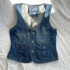 Jeans väst  - Såå snygg jeans väst. För stor för mig med S så måste sälja. Passar ca M men beror på midjemått. Köps vid Swish eller köp nu 💋