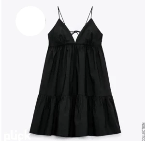 Zara klänning - En jättefin klänning som är populär och inte säljs längre!! Säljer för att den är för liten. Lånade bilder eftersom jag inte kan använda bild på mig med den på då den är väldigt liten runt brösten! Lägger upp igen på grund av oseriösa köpare!!!