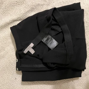 Kostym byxor HM - Säljer dessa kostym byxor som ej blivit använda mycket☺️Dom är ganska så långa i benen☺️