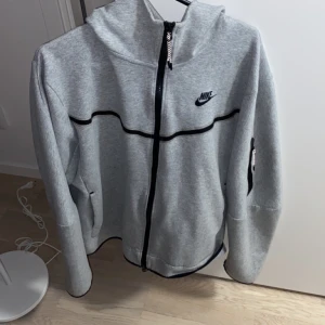 Nike tech - Grå hoodie använt skick