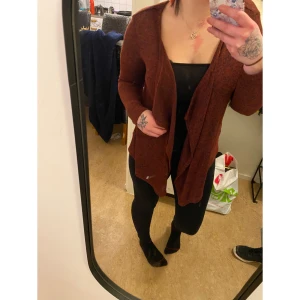Vinröd cardigan från Vero Moda - Jättefin vinröd cardigan, säljer då den inte kommer till användning💕  Märke: Vero Moda Strl: M  Köparen står för frakt! Frakt: 49kr