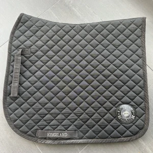 Kingsland schabrak  - Kingsland svart dressyrschabrak, storlek Full, 200 kr 