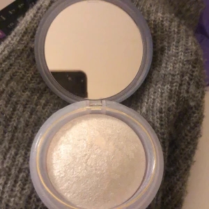Smink - En highlighter som man oxå kan ha dom ögonskugga,oanvänd,vid mer frågor skriv privat,köp inte direkt🤝☺️